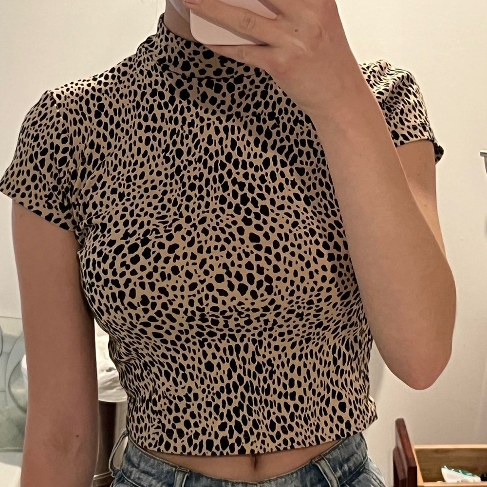 brandy melville top‎ cheetah tee animal print shirt mock neck John Galt PacSun
